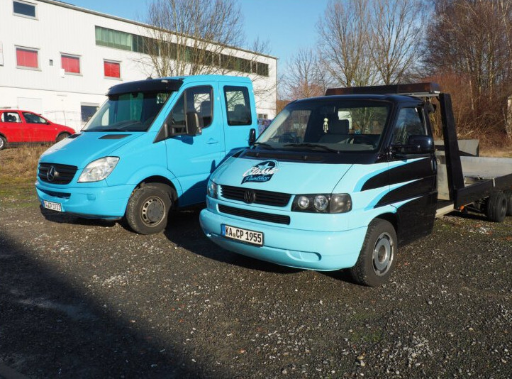 Die beiden Werkstattfahrzeuge in Babyblau