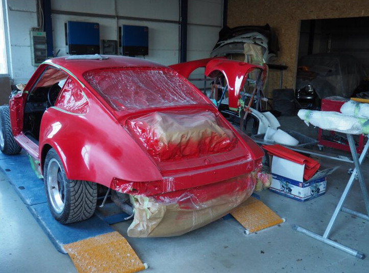 Porsche 911, abgeklebt für die Lackierung