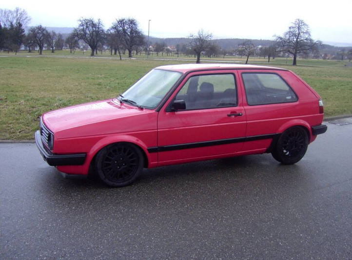Roter VW Golf nach der Instandsetzung